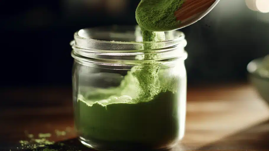 dissoudre-matcha-pot-eau préparation du matcha dans un pot avant le lait