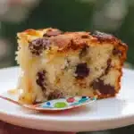 Gâteau aux poires et aux pépites de chocolat décoré de tranches de poire