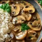 Stroganoff de Champignons servi avec riz complet dans une assiette élégante.