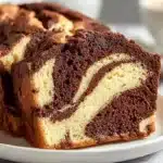 Gâteau marbré au chocolat ultra moelleux, parfait pour les amateurs de douceur.