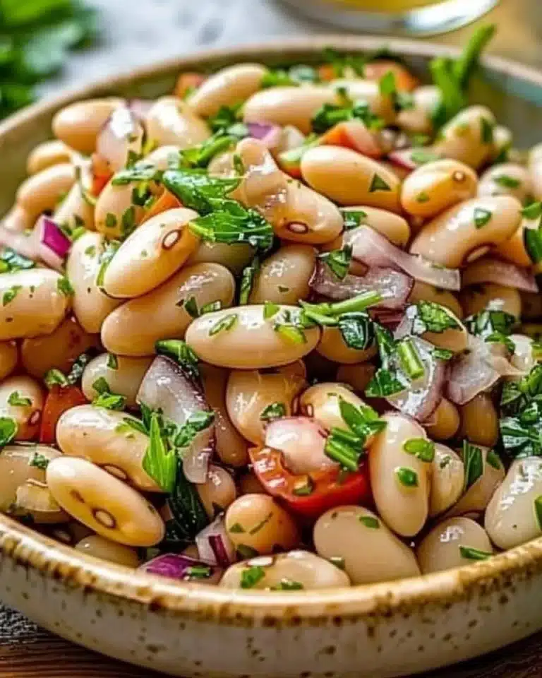 Salade fraîche de haricots blancs garnie de légumes croquants